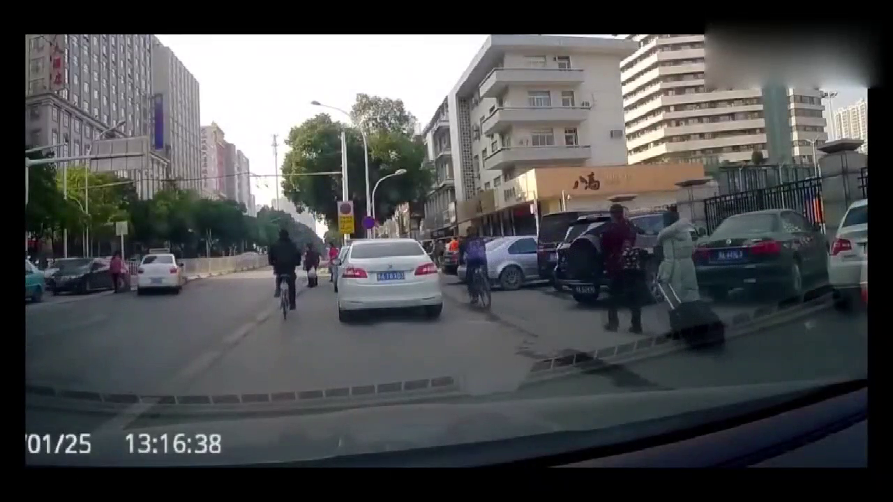 实拍出租车路口不减速，出现揪心一幕