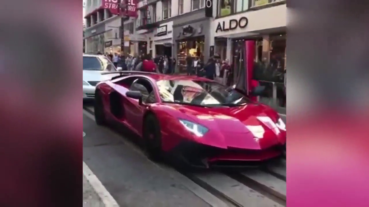 国外小伙实在太贱，把超级跑车当跑步机，被车主暴揍