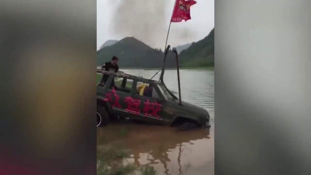 国内小伙的改装车，直接过河，当潜艇开
