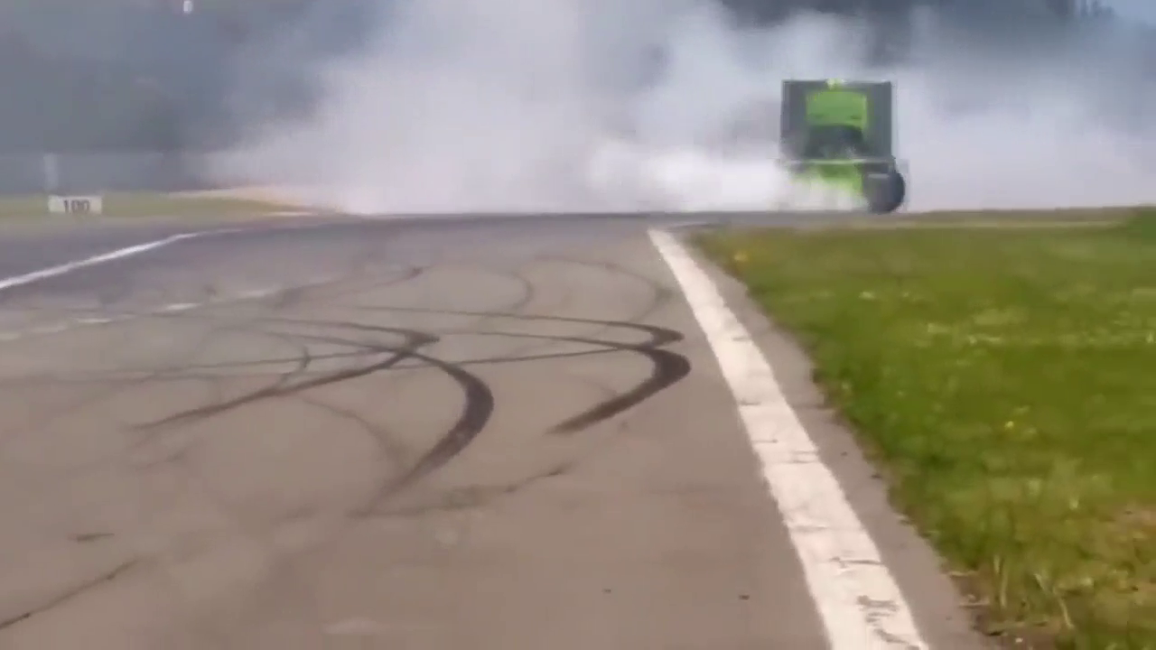 国外卡车漂移比赛，这么给卡车换胎 真牛