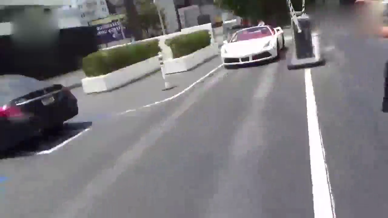 地下车库偶遇美女驾驶500万的法拉利跑车，真想上去搭讪下