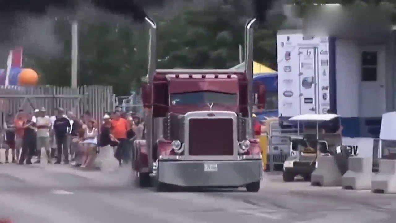 国外卡车飙车比赛，装满货物，大脚油门