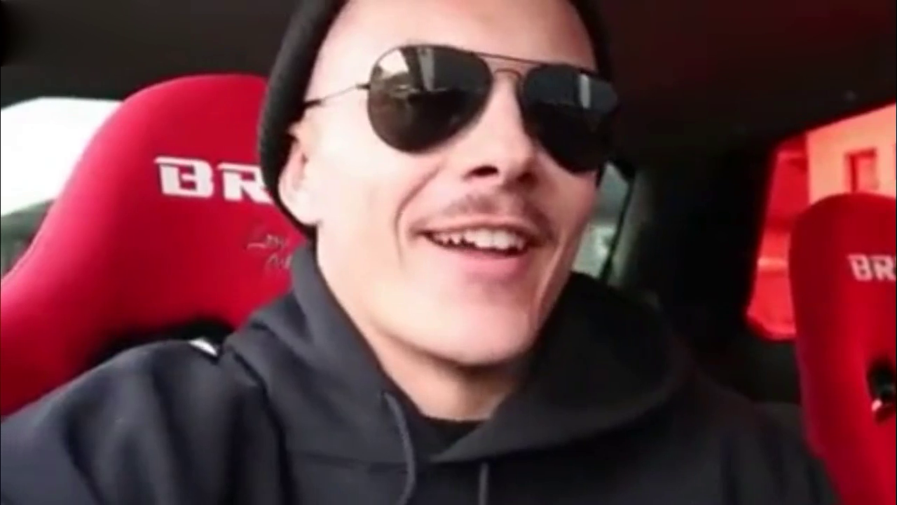 国外小伙自己改装车参加市里的汽车漂移比赛——场面刺激惊险