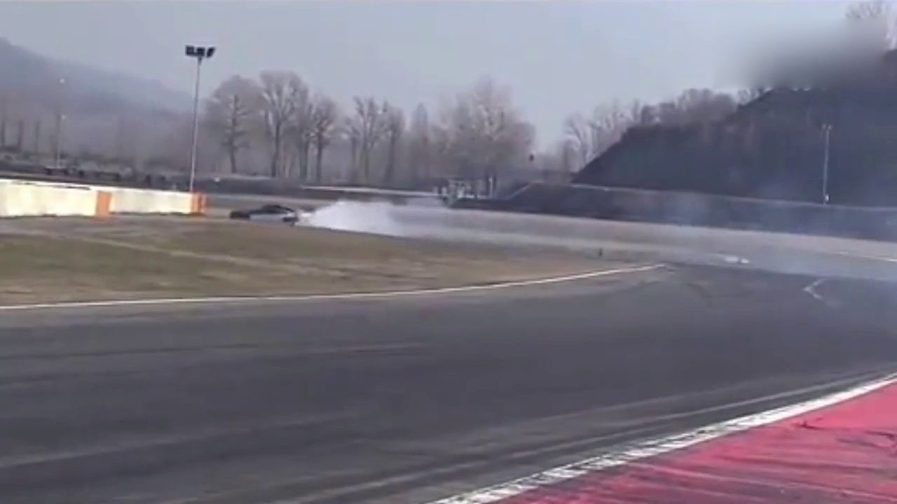 就在这弯道高速漂移，让你见识改装车的厉害