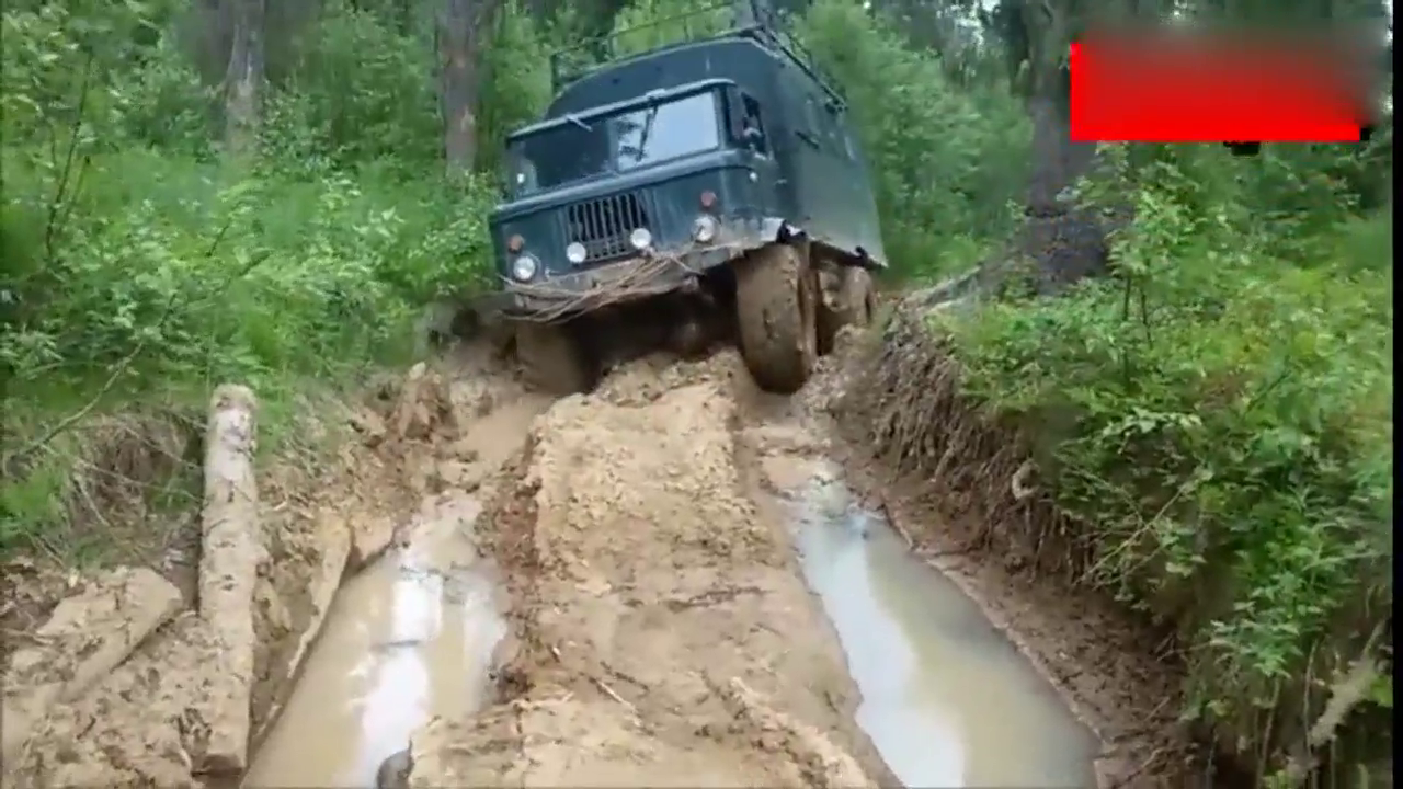 哎，卡车司机真任性，明知道过不来，非要从这走