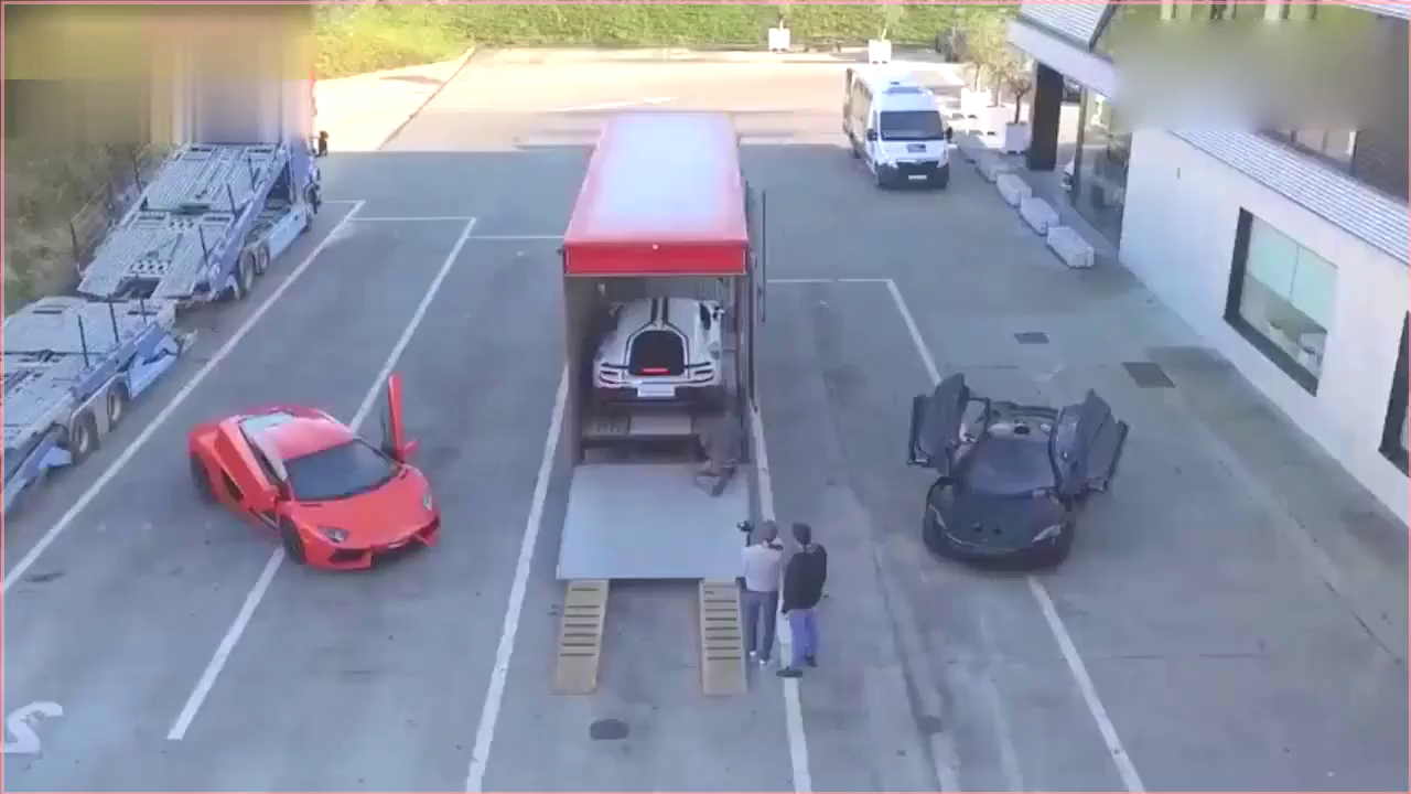 看到跑车的礼物，女友瞬间愣住了，我开心的笑了：500万没白花！