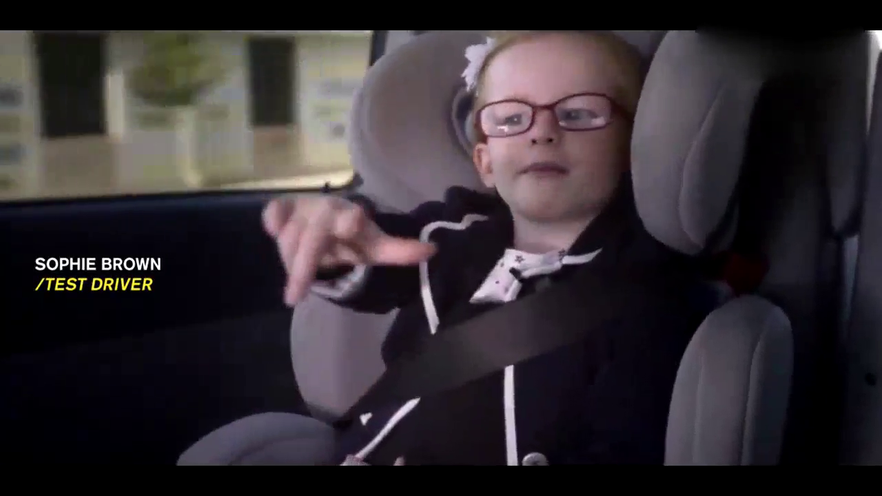 看傻了眼 四岁萝莉驾驶18吨沃尔沃卡车 哭笑不得