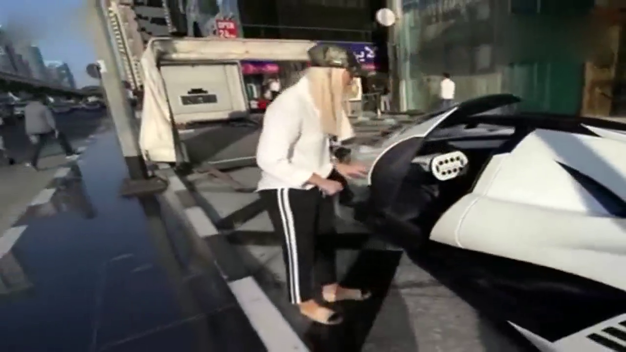 试驾价值上亿元的跑车，迪拜的土豪们就是幸福！