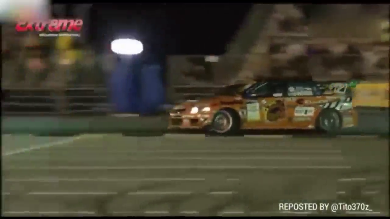 跑车漂移起火，吓得司机跳车就跑