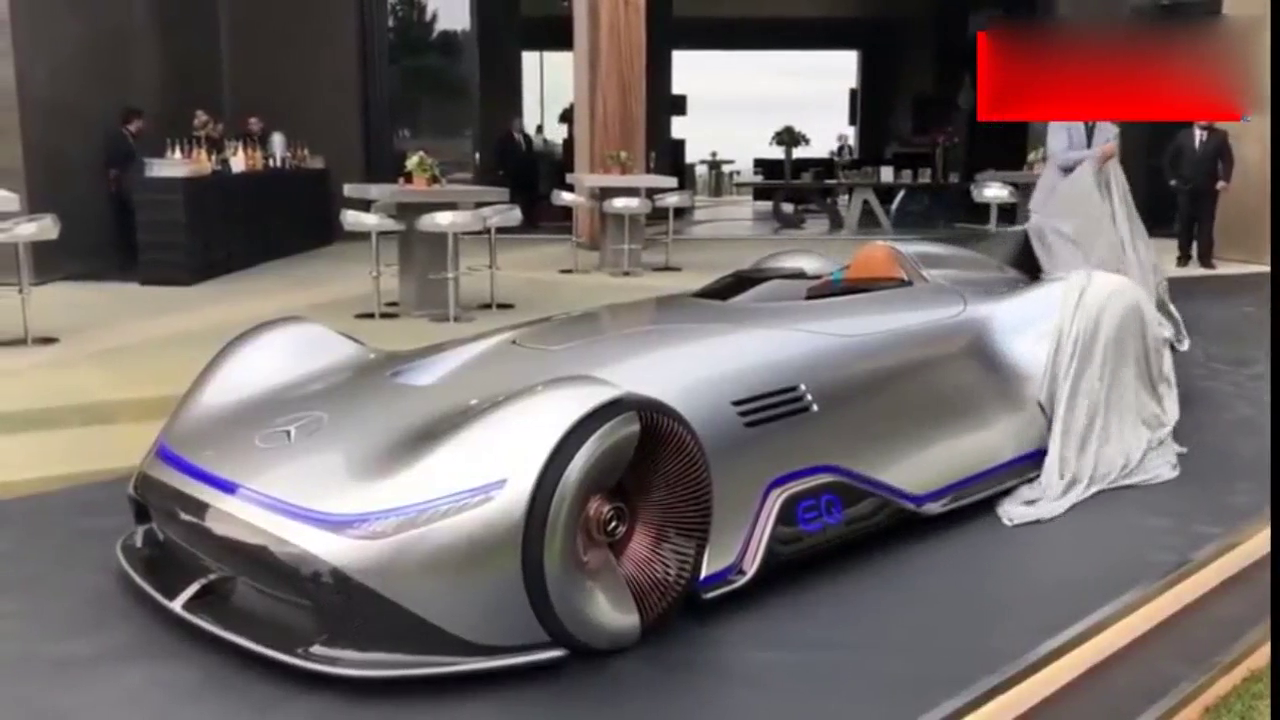 拉开1500万的奔驰跑车遮车布，驾驶舱自动升起那刻才是惊艳的开始