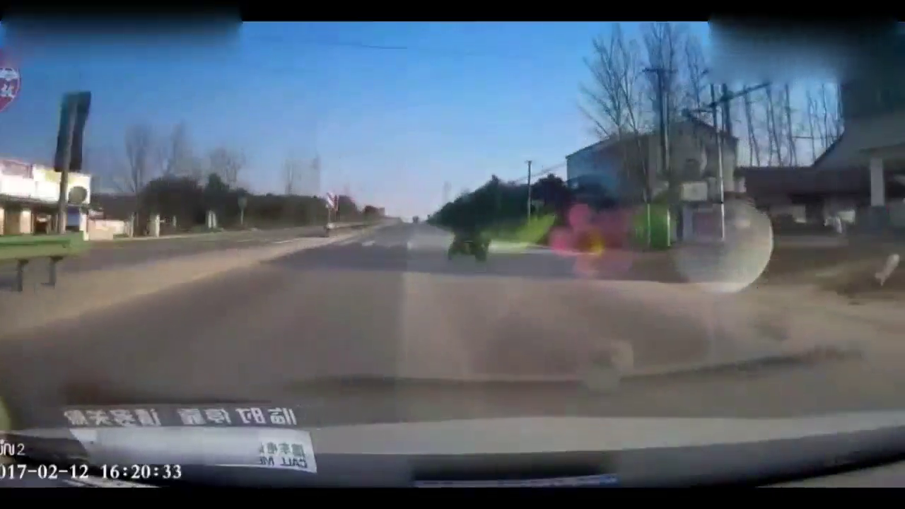 司机为避让横穿电动车，九死一生稳住局势