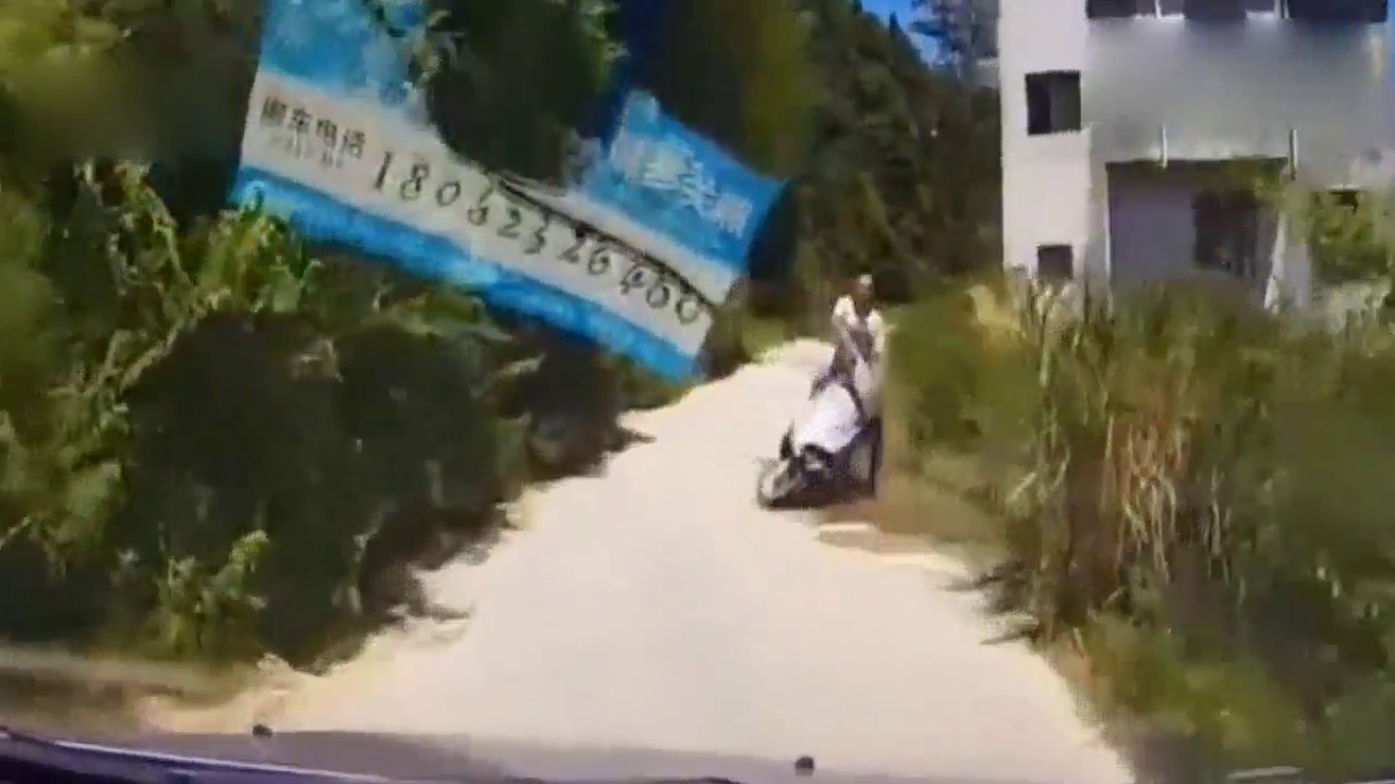 跑车和渣土车互相别车，最后结局谁也没想到