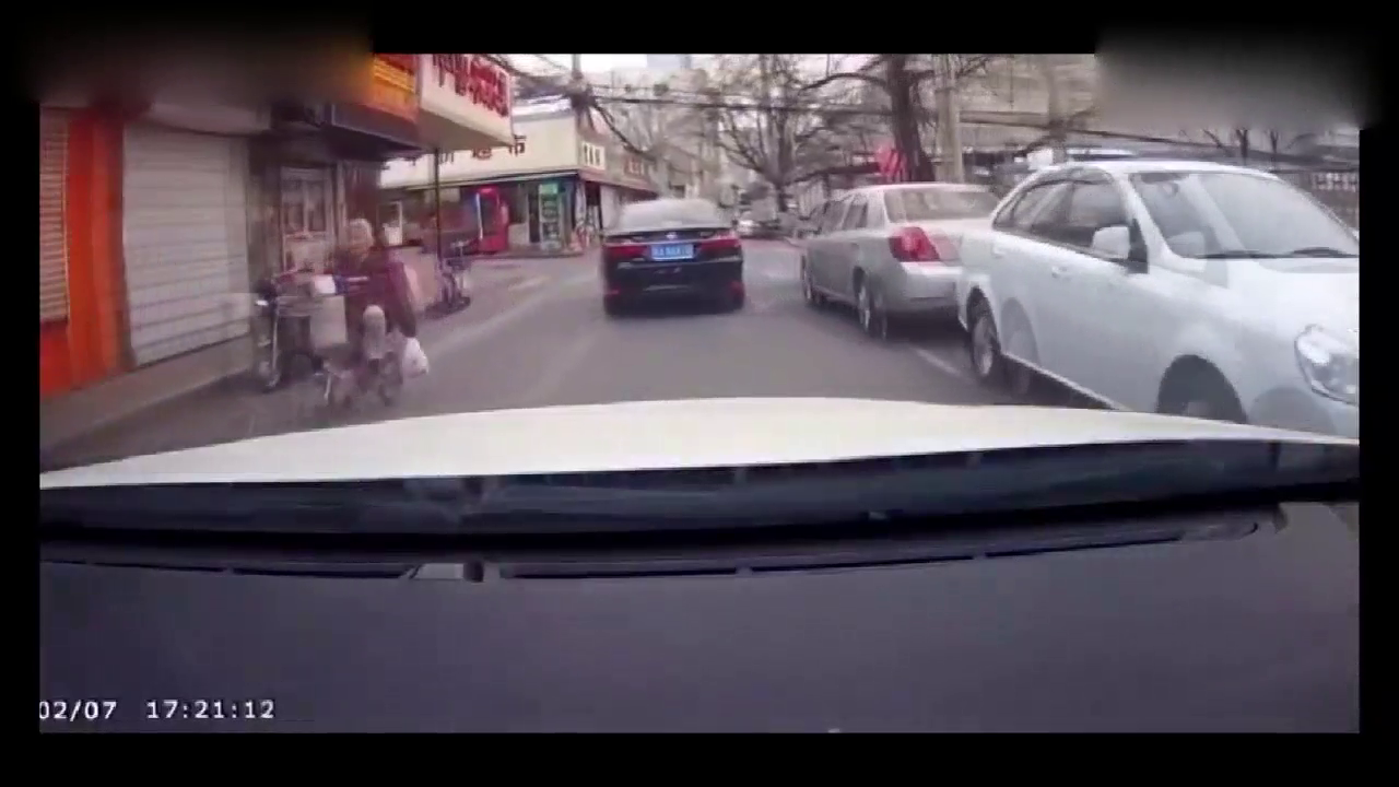 路口出租车还开这么快，不撞车才怪