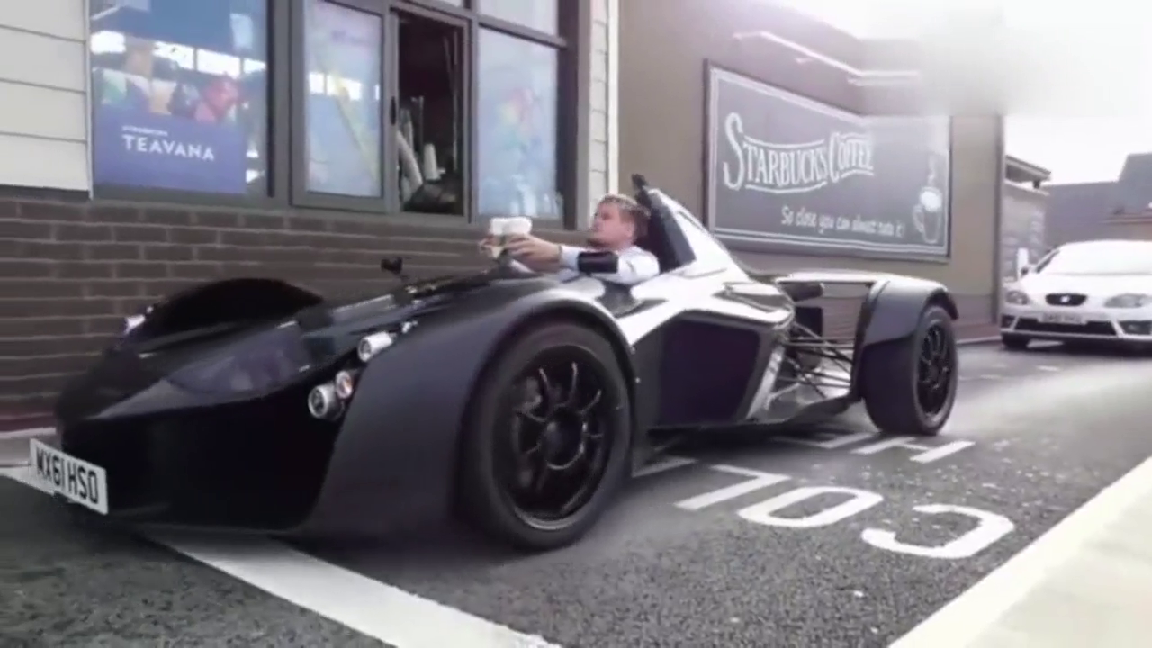 土豪开跑车买咖啡，这就是我为什么不买超跑的原因