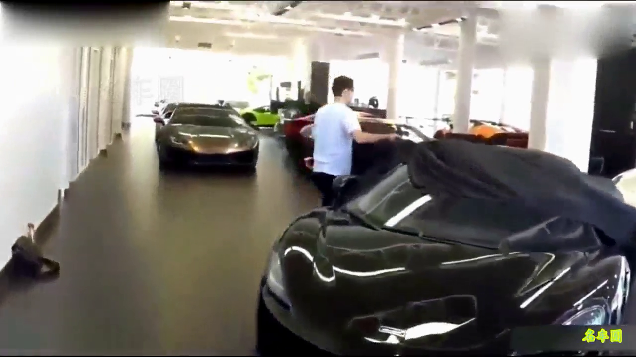 土豪新提一辆跑车：拉开遮车布！才明白为啥比兰博基尼还贵了！