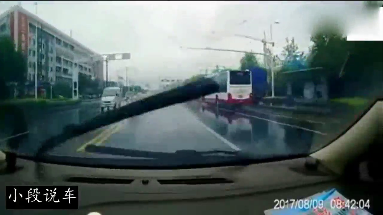 任性的电动车看都不一眼就变道，宝马女司机瞬间吓泪崩