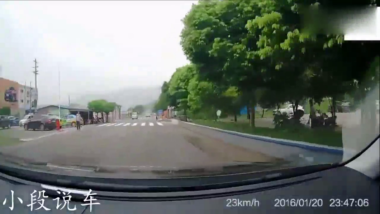 任性的宝马随意左转弯，下一秒小卡车的出现真解气