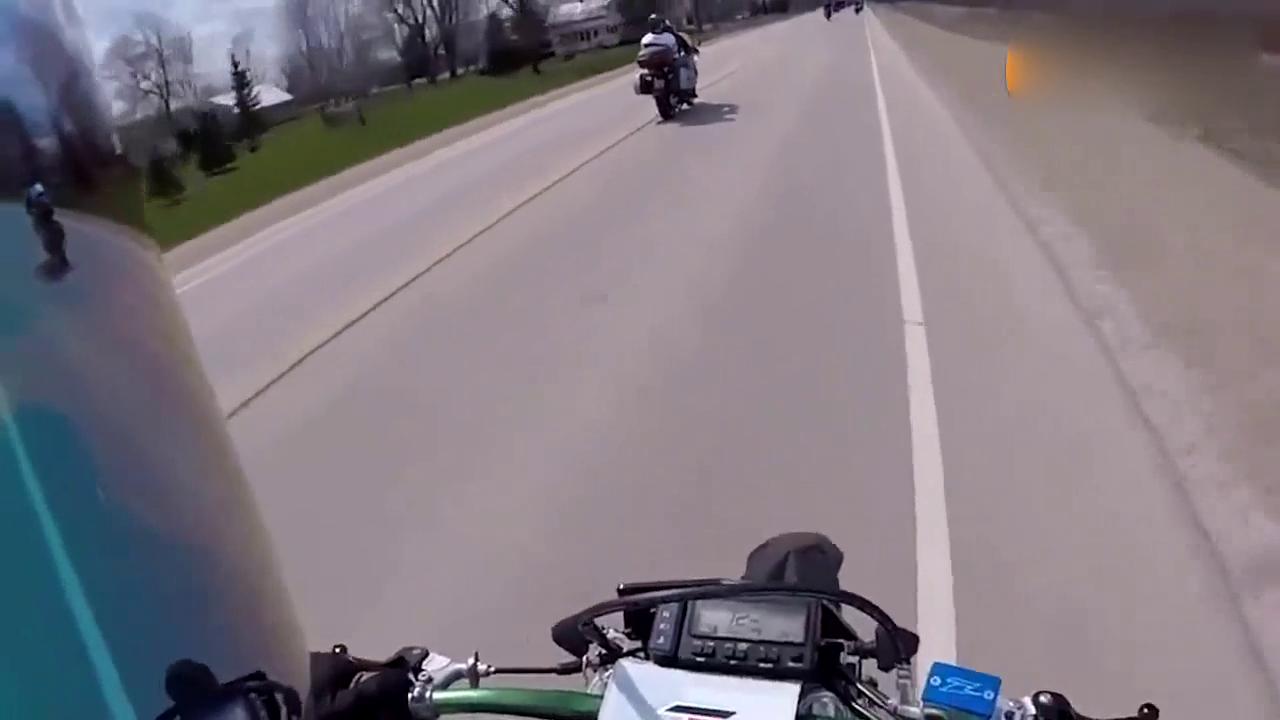 一只狗闯入公路引发连环车祸 一名骑手险些遭卡车碾压