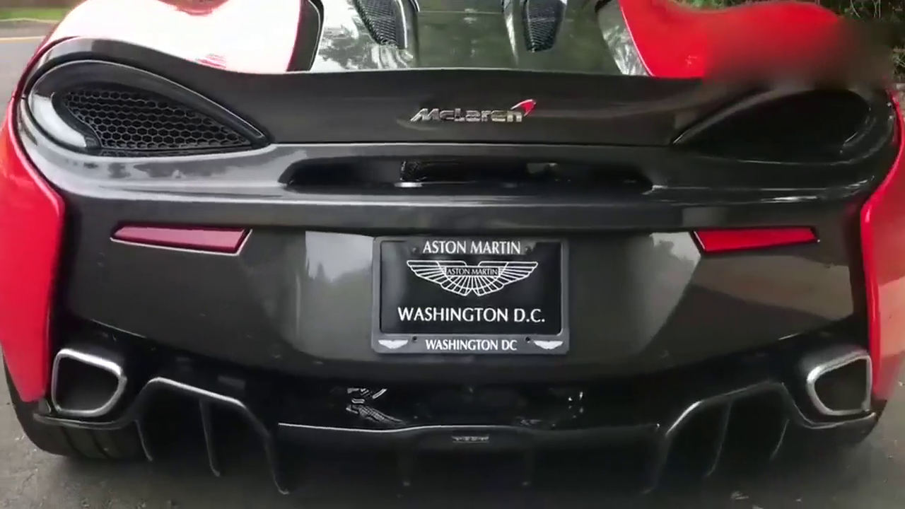 土豪展示价值千万的超级跑车迈凯伦，开门的方式真的是大开眼界啊