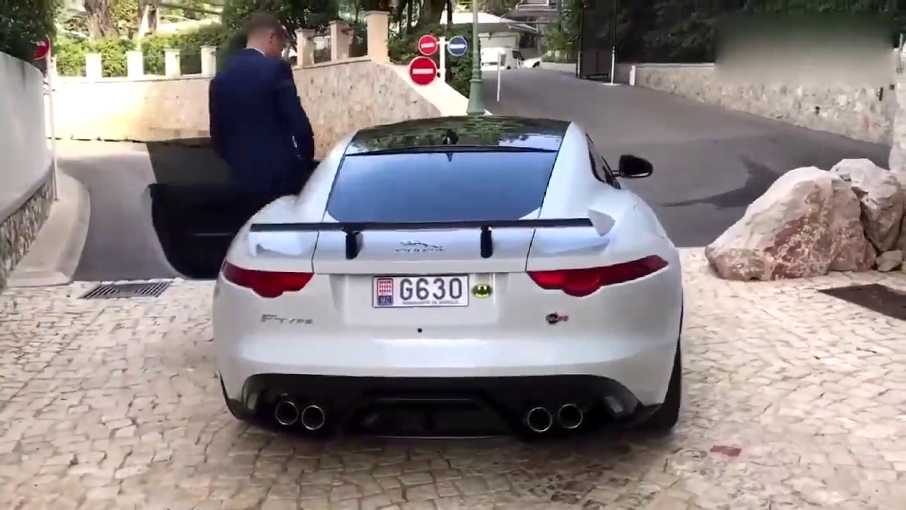 价值200万的捷豹跑车，听到排气筒的声浪感觉这钱花的太值了