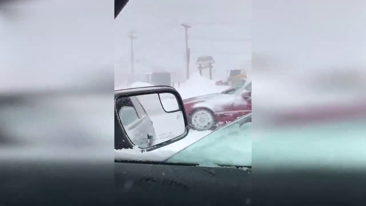 土豪大下雪天开敞篷跑车，最可气的是还打滑开不走了