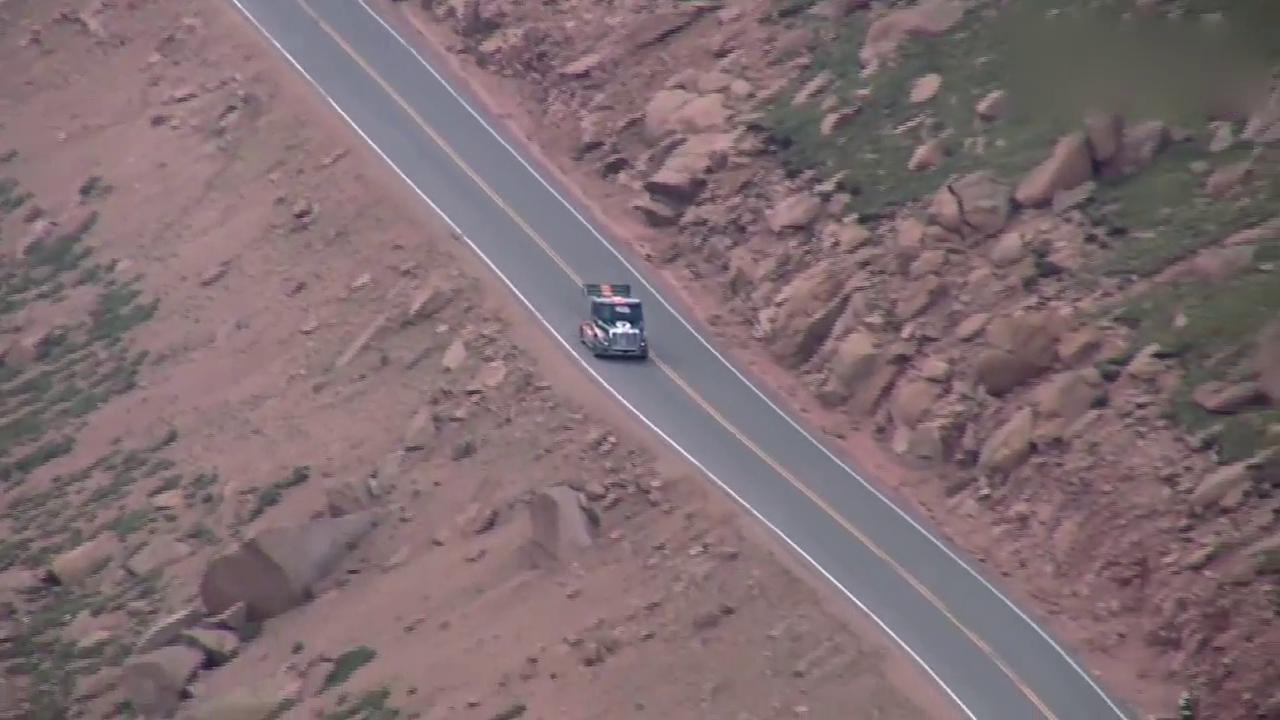 半卡车滑行180度旋转，然后猛击2点旋转