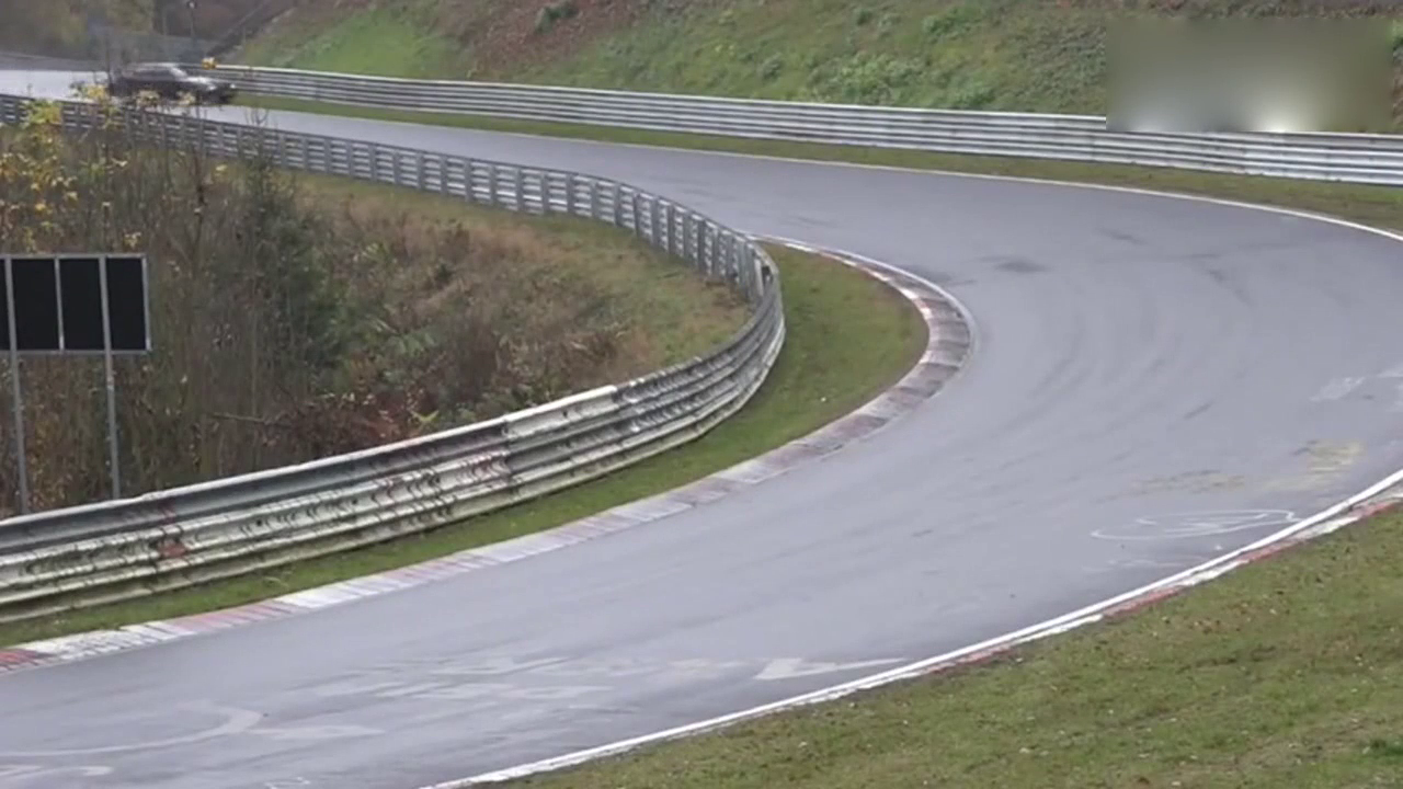 千万跑车也逃不过绿色地狱，德国纽博格林，这事故不是一般的多