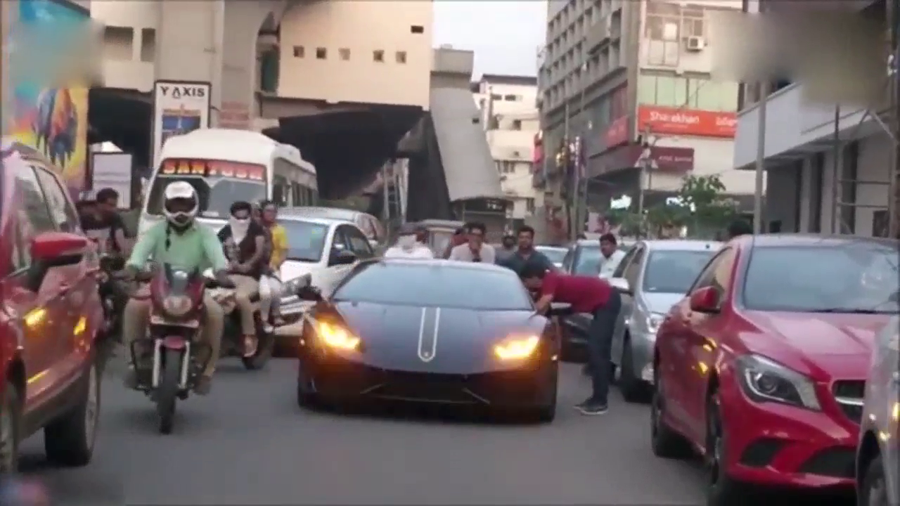 印度土豪开新买的“黑武士”跑车回家，上坡那一刻尴尬了！