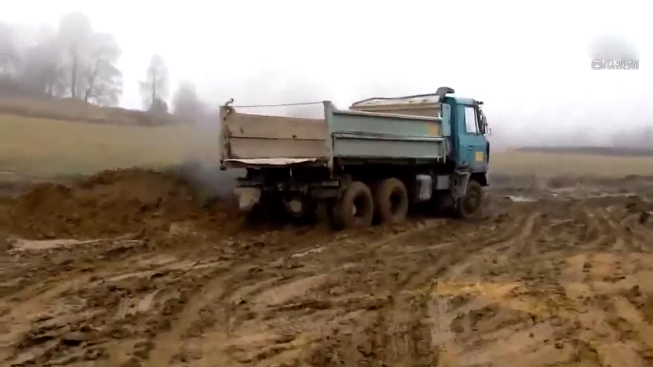 卡车泥潭陷车，排气管巨响冒黑烟，老司机要放大招！