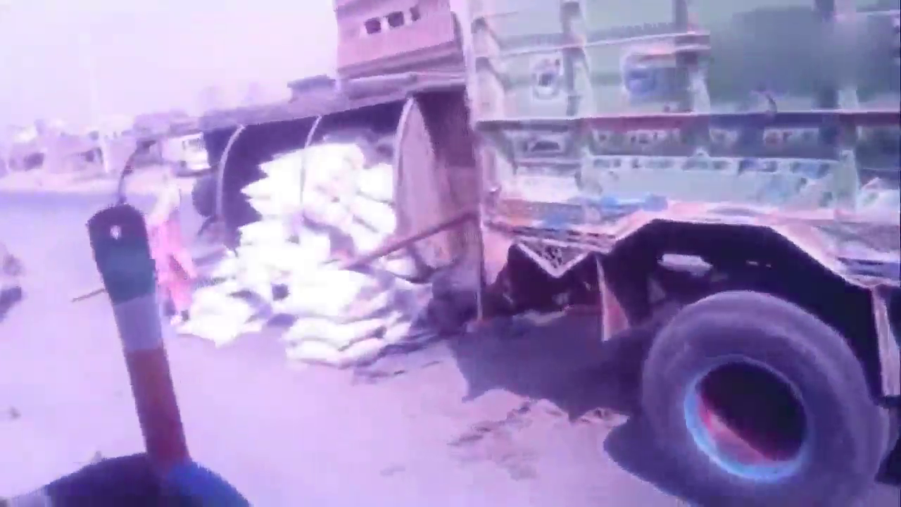 印度卡车真厉害, 超载起来能压掉车后桥, 也是没谁能及了