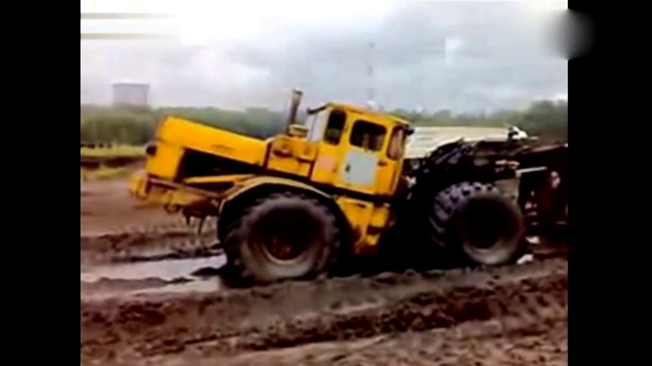 卡车陷车了，驾驶员卸下车厢开着两个轮子的车头走了，太牛了