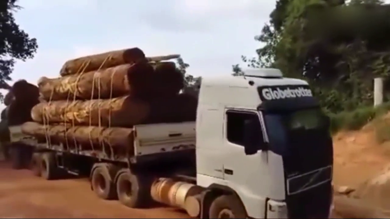 卡车在特殊的路上前行