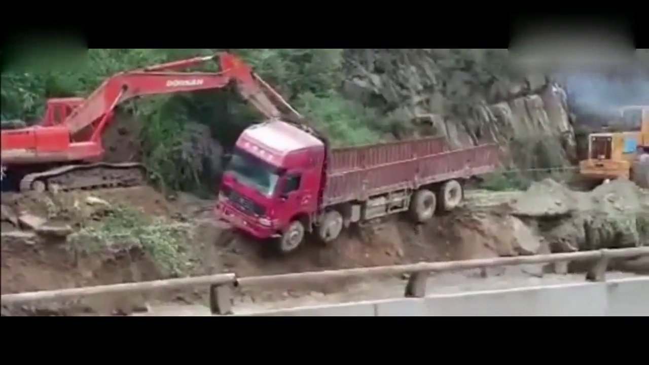 卡车遇险，挖机铲车助它脱困，太惊险了