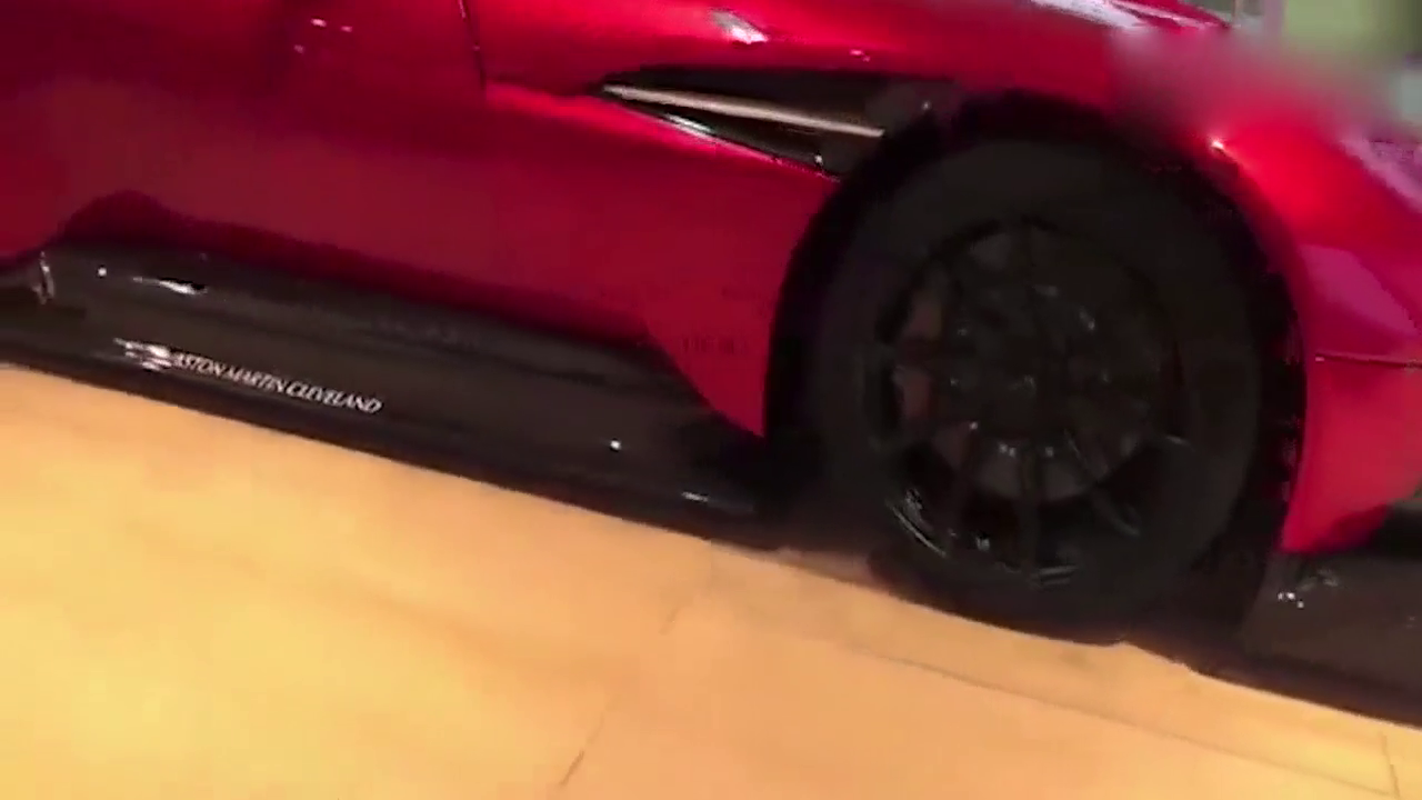 实在搞不懂歪果仁的重口味，花几千万买辆这样的超级跑车