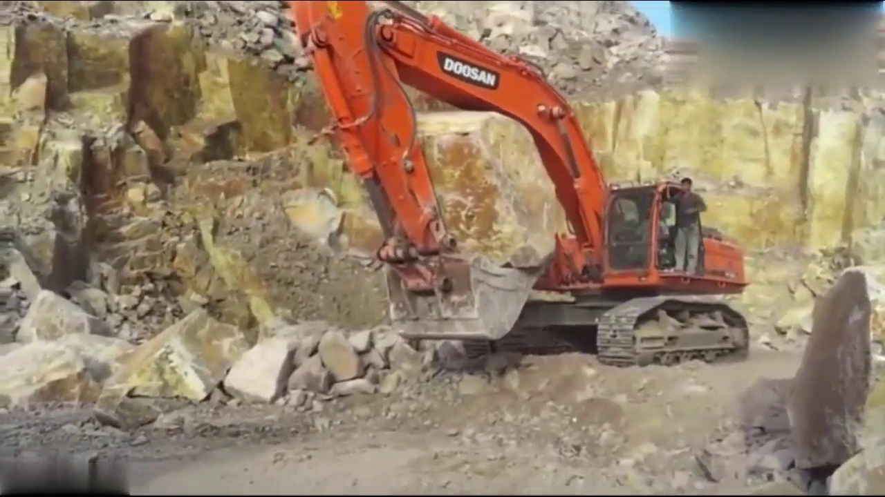 卡车进行拉石头，遇到这么大块的，看挖掘机如何操作！