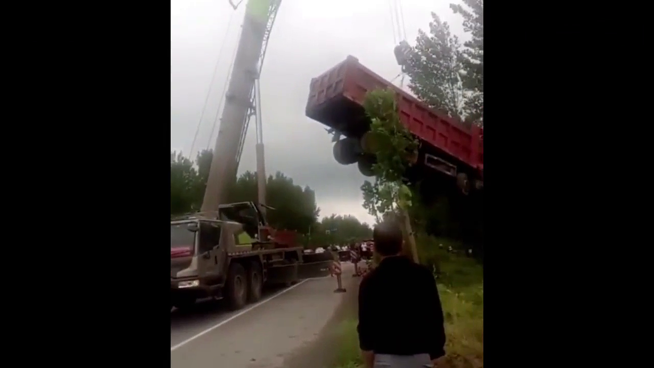 卡车司机拉载下坡一定要减速