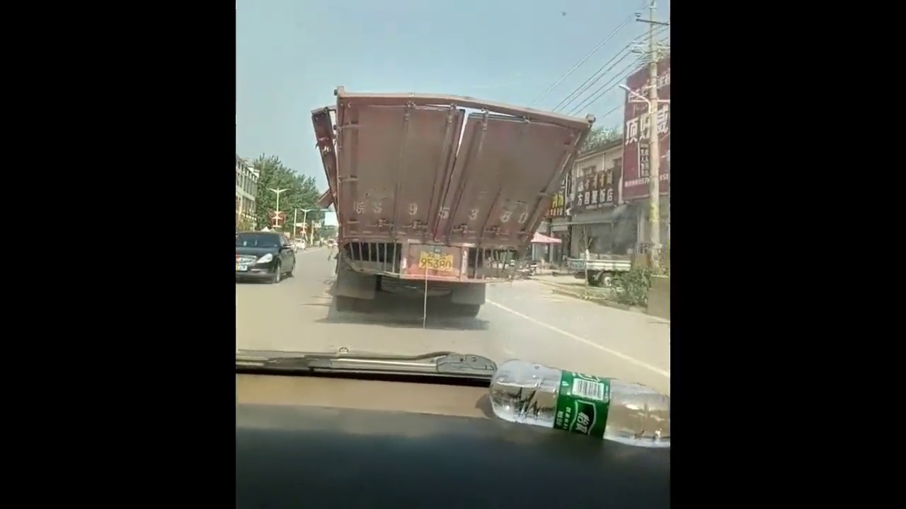 卡车后面看来是不能跟太紧