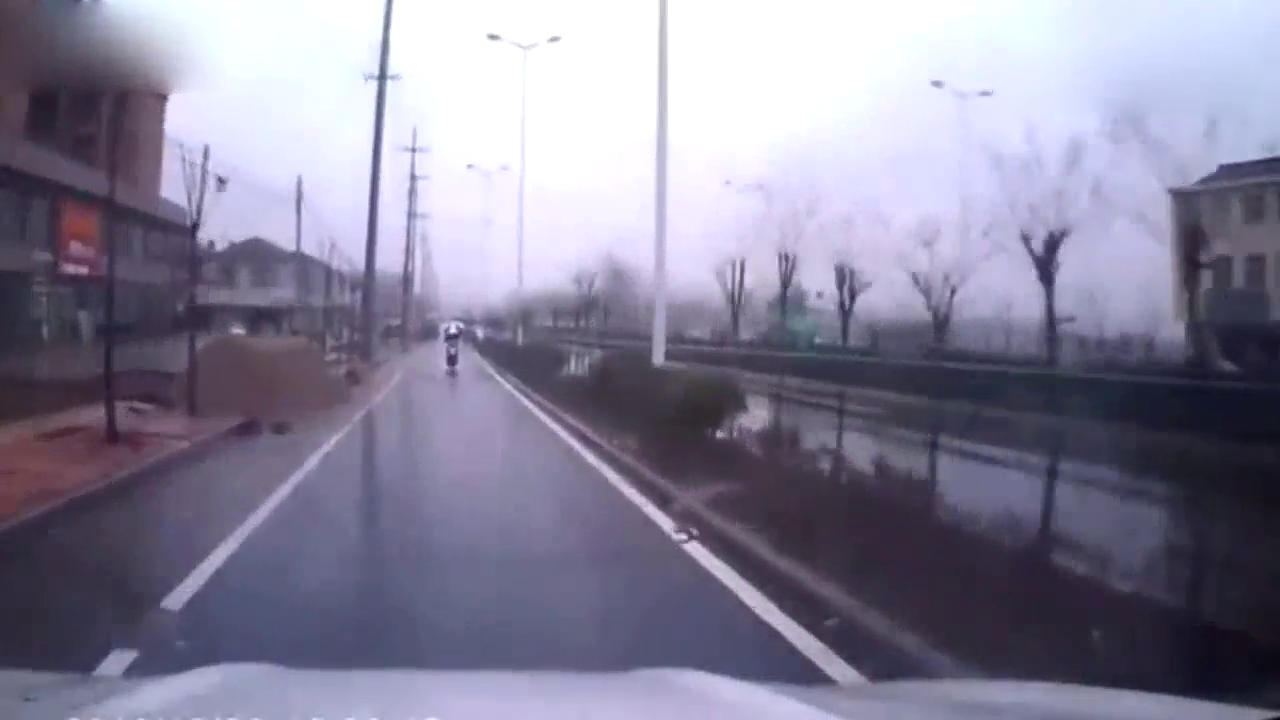 电动车撞上逆行小轿车，轿车司机一下车，电动车主心里一咯噔