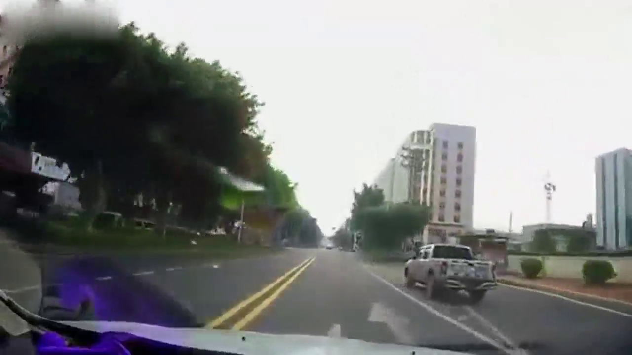 电动车美女淡定过路口，她却不知道，她一直处在视频车的盲区
