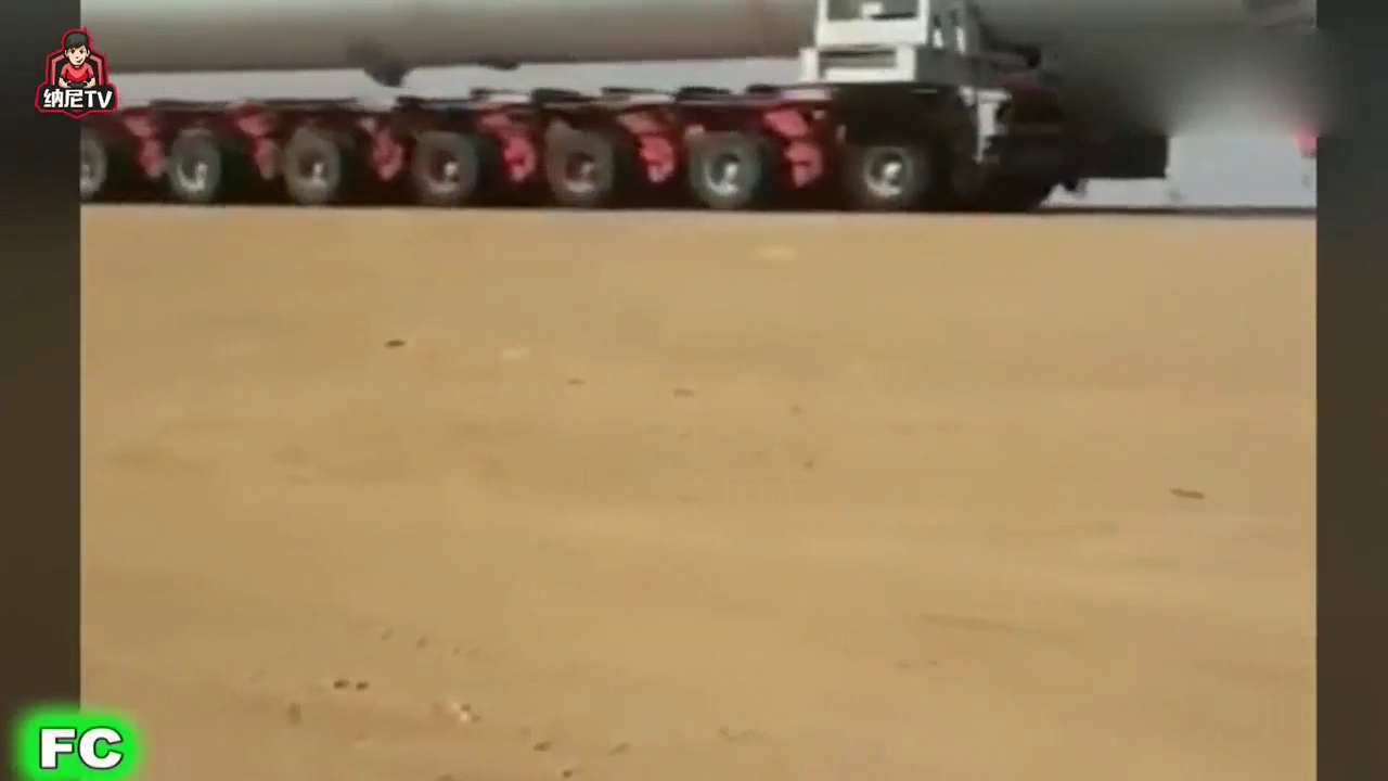 用卡车拉巨型飞机，这车要多大的心脏才能开？