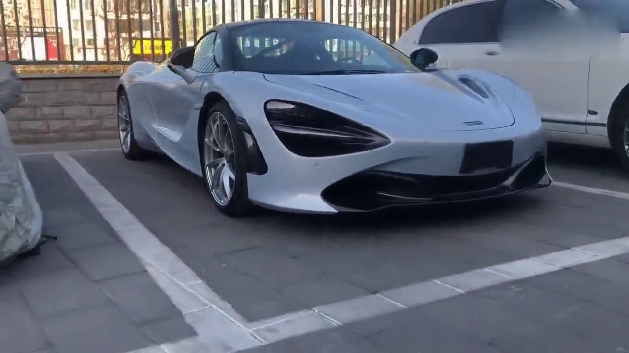 这辆跑车的前脸看起来像什么