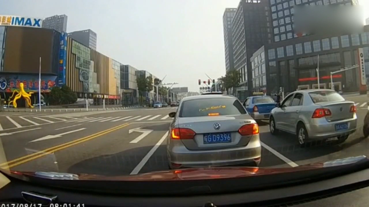 说了你信吗？行人能把电动车撞倒，场面超乎你的想象