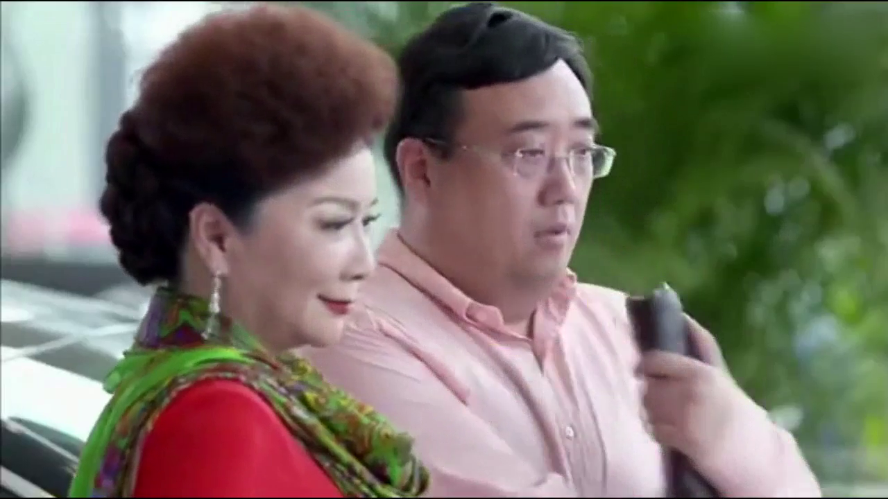 蔡明试驾跑车接了个电话后一踩油门就开走了，后面销售员跟着跑