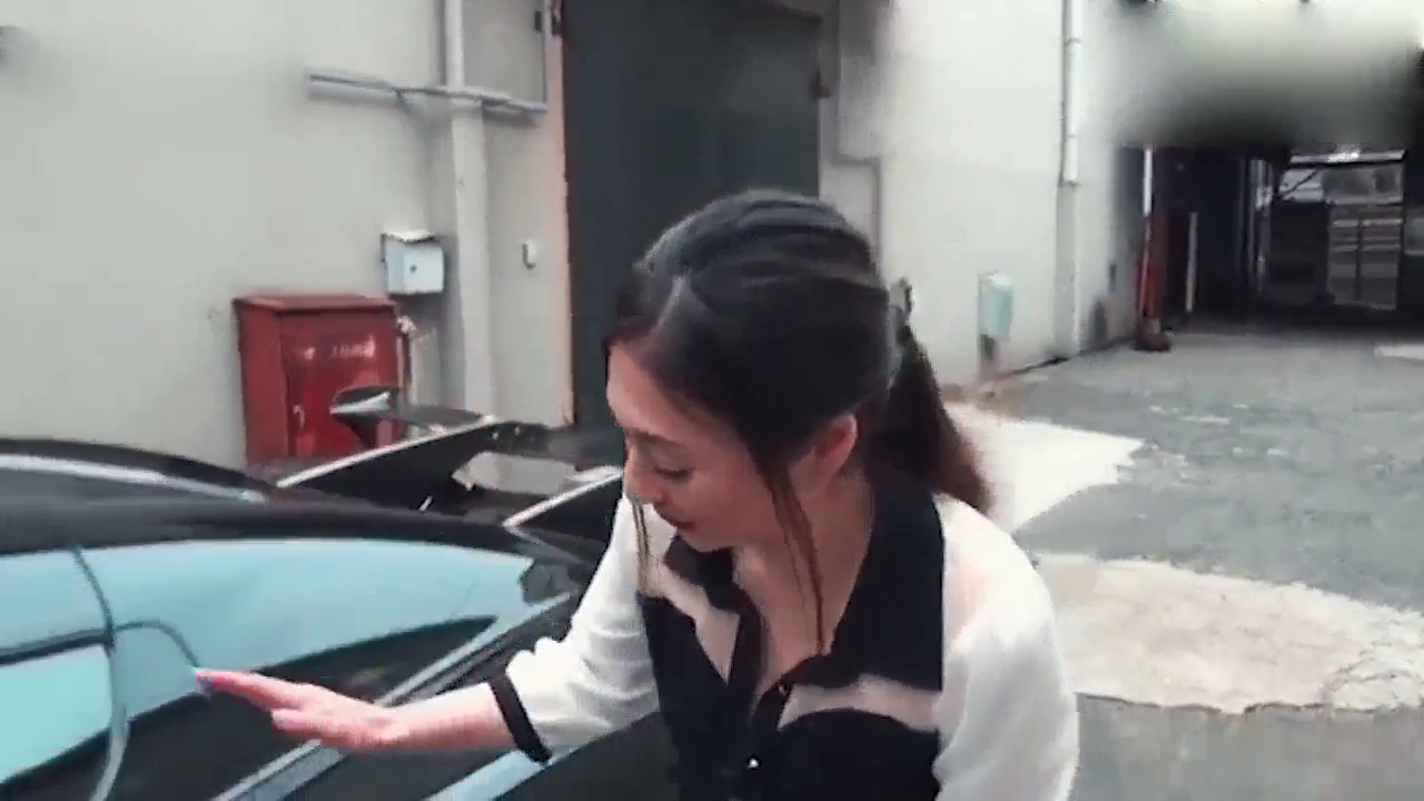 试驾一台比布加迪还快的跑车，打开车门的瞬间女销售蒙圈了