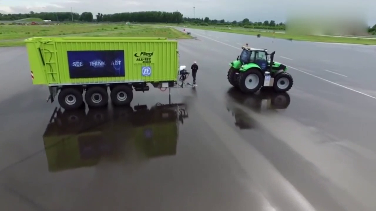 说出来你可能不信！拖拉机可以当大卡车开，这牵引能力也没谁了