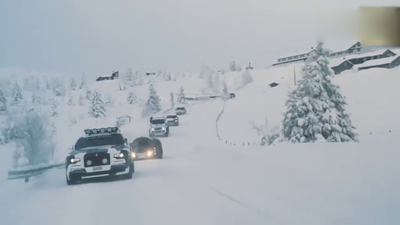 500万劳斯莱斯和1000万蝙蝠跑车非要去越野，铲雪那一刻尴尬了！