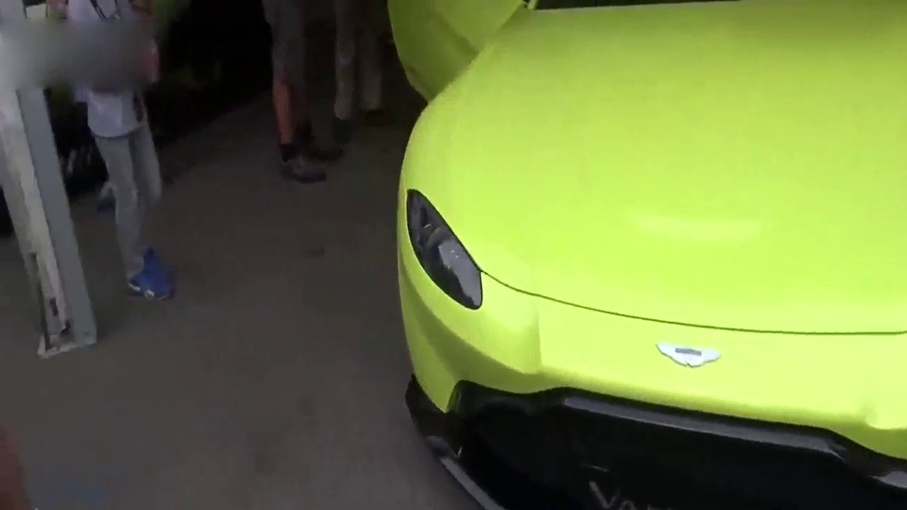 一排的阿斯顿马丁现身车展，就属它最特别！