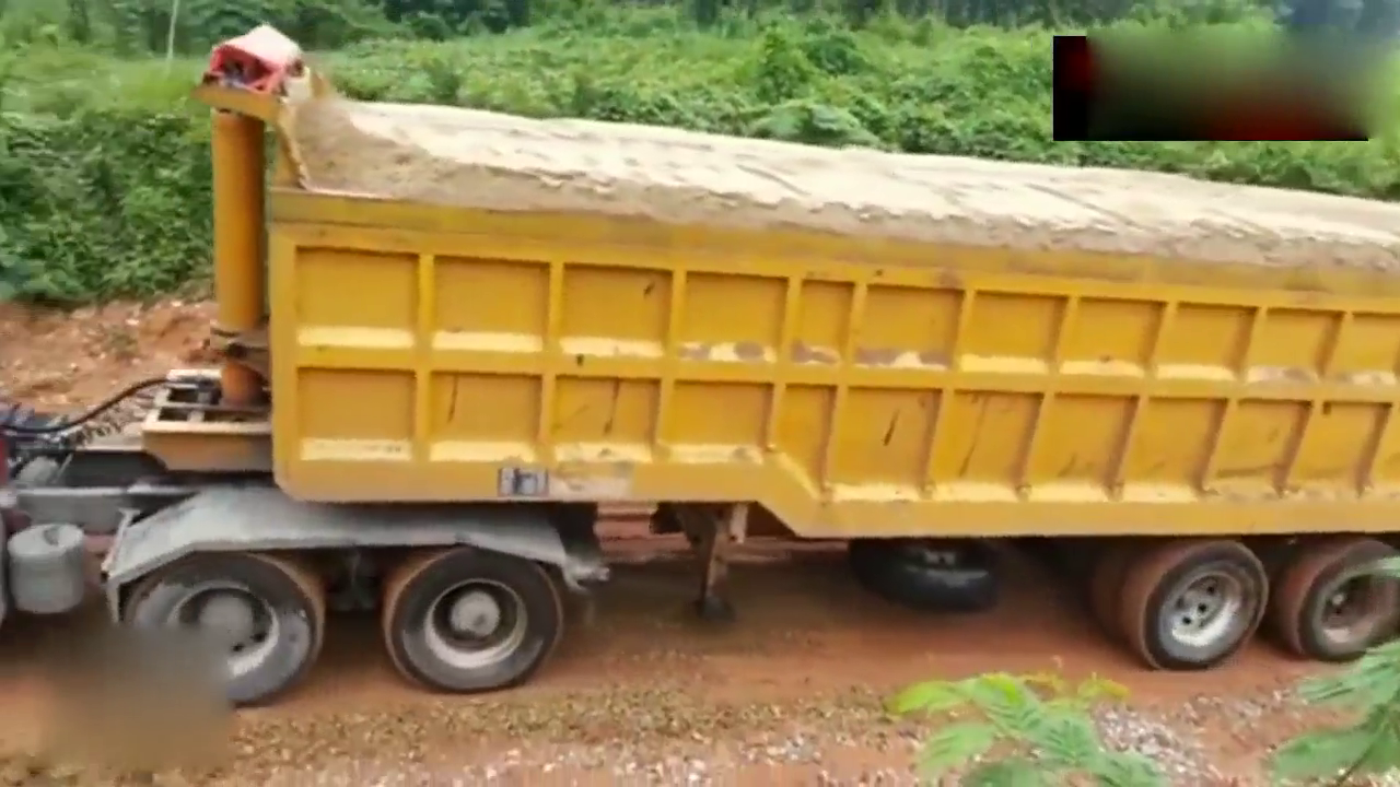 重型卡车拉着一车土爬不上坡 挖掘机用这个办法帮助了它