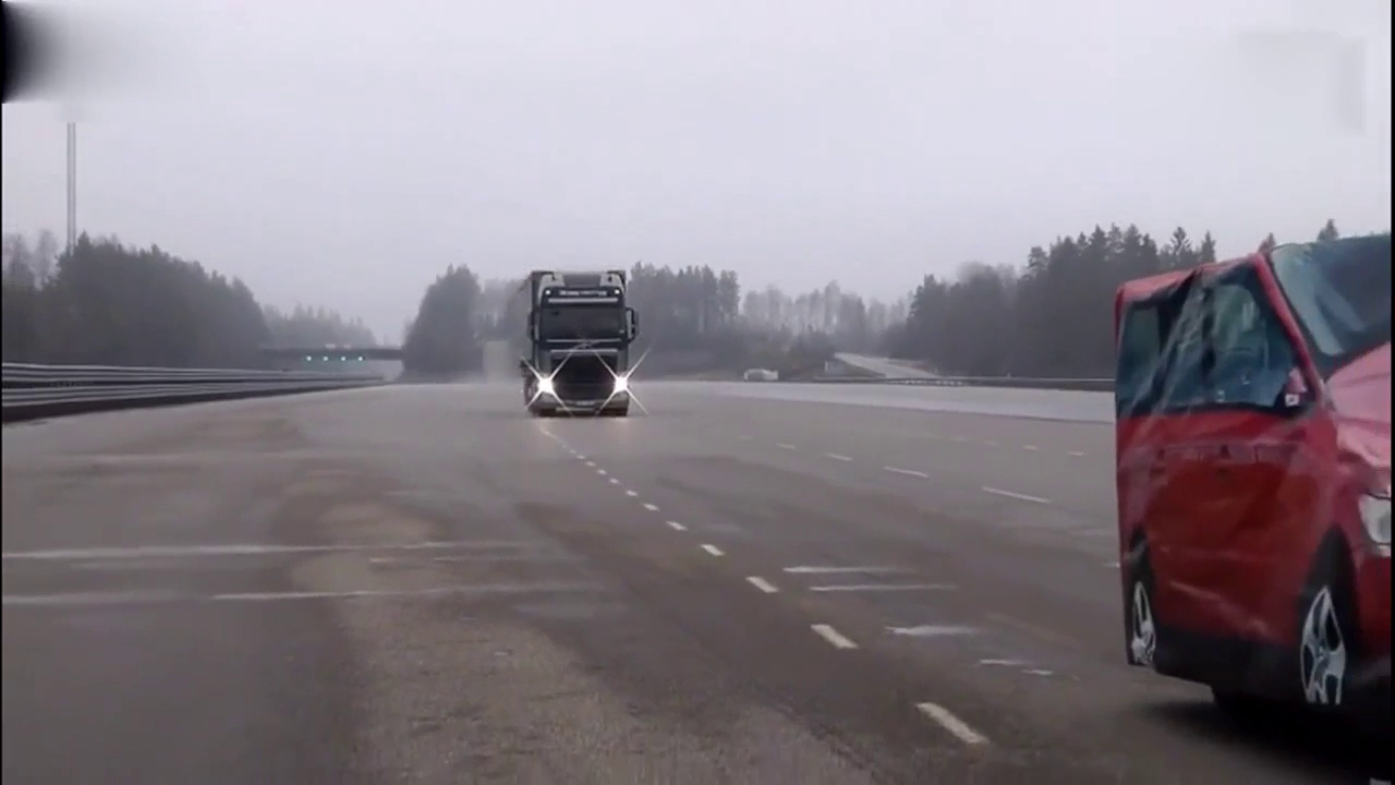 沃尔沃卡车的自动急刹系统确实厉害，自动判断前车急刹
