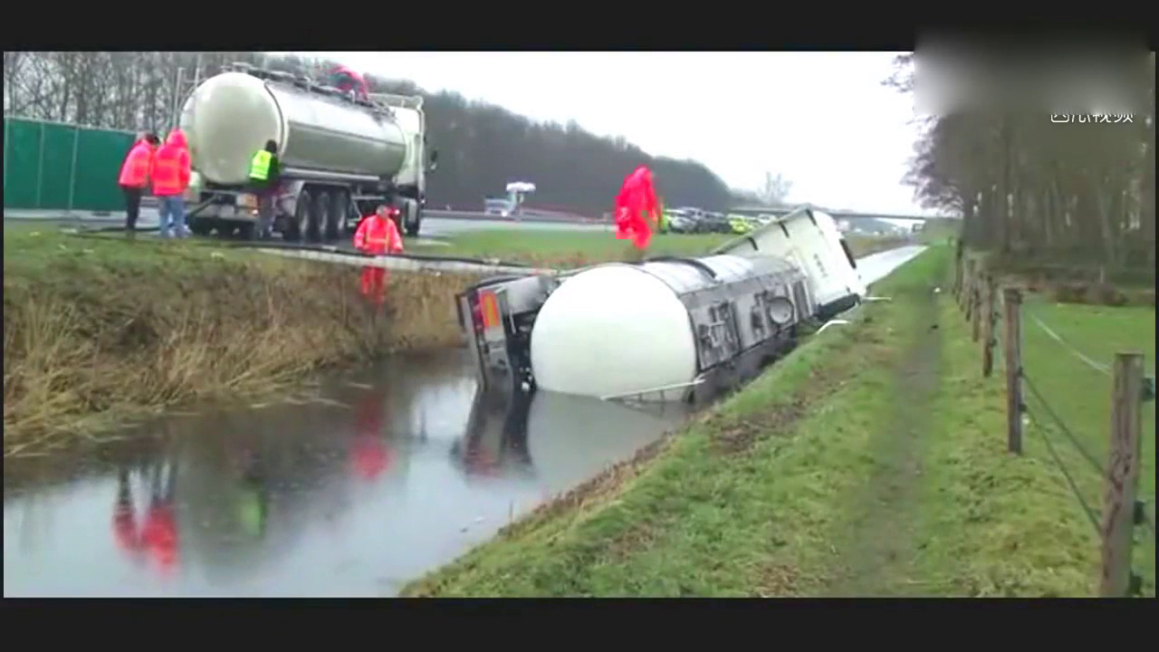 沃尔沃专业救援卡车效率高，奔驰半挂车轻松拖出！